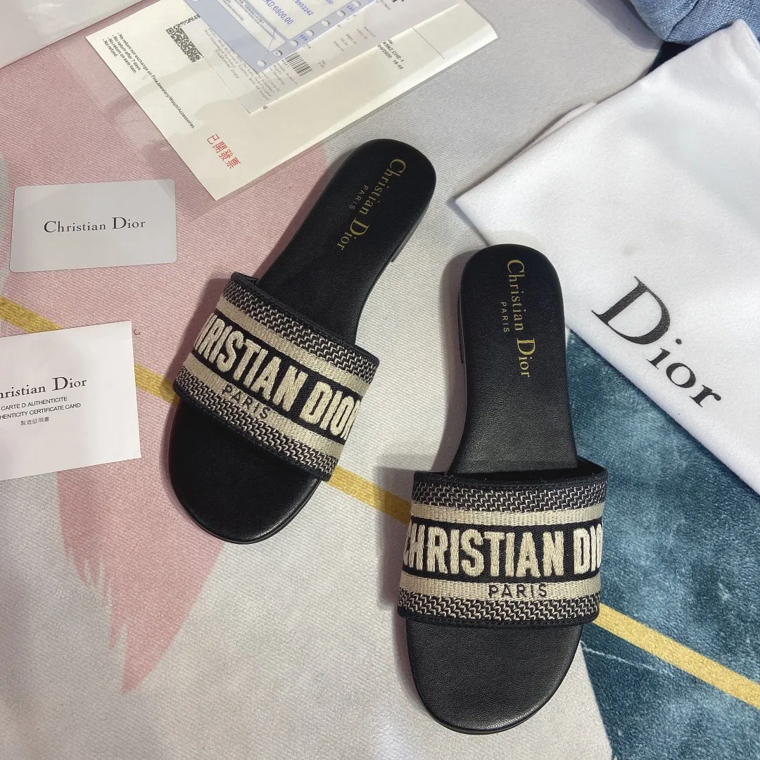 👟👟Ex-factory price 300👟👟 Dior women’s DWAY embroidered half-flops! Flat-soled slippers with letters for street wear. This year, Dor went crazy and changed designers. The whole style changed. Those who liked them quickly grabbed a pair as soon as possible! This knitted embroidered slipper is not just ordinary, comfortable and beautiful. It is a new series of three-dimensional letter embroidered slippers with a very stylish style. It is made with Dior Logo woven canvas embroidery technology! Fashionable touch! Flat slippers are classic, high-quality and glamorous masterpieces. The most popular spring and summer series in the counter are both temperamental, fashionable, classic and attractive. The design style is particularly beautiful on the feet∽ Whether it is a beach vacation or daily wear, it is absolutely full of freshness! ❤️Density embroidery, exquisite ogo texture and delicate lambskin midsole are super comfortable! This must-have item for summer, whether it is a beach vacation or daily wear, it is definitely full of freshness! Made in China with rubber sole and colorful hard box packaging, the high-end and luxurious feel is clear at a glance! Code number: 35——40 41 42 customized color, black, pink, gray